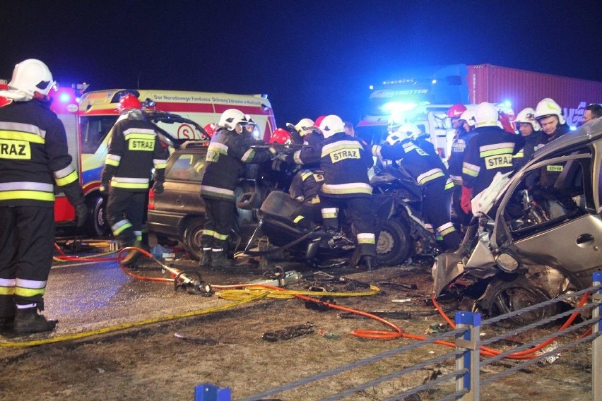 Śmiertelny wypadek na ekspresowej "7" koło Tokarni. Wielu rannych. Jeden z kierowców jechał pod prąd, doszło do czołowego zderzenia! 