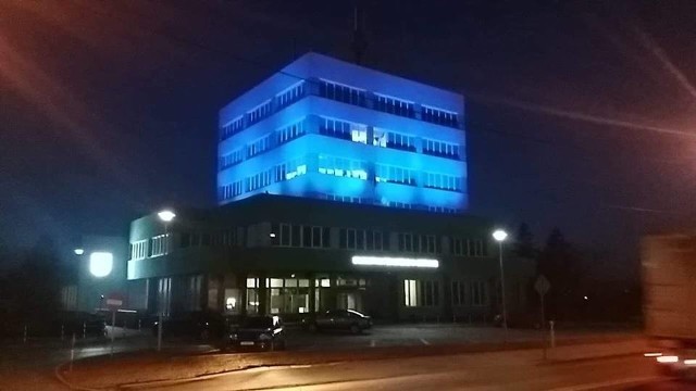 W ramach obchodów podświetlany na niebiesko jest budynek starostwa w Opatowie.