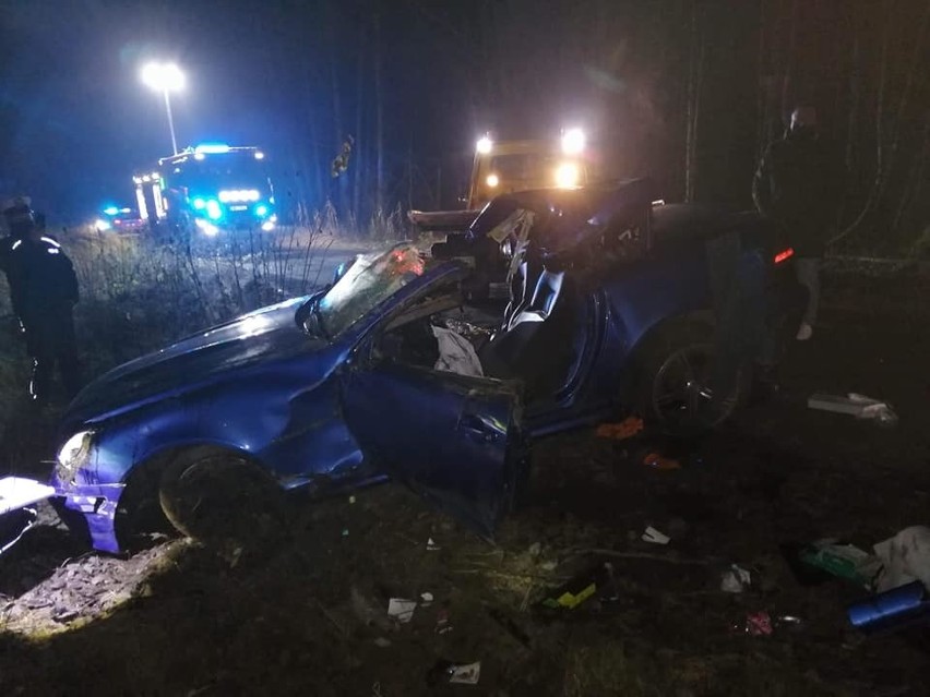 Kudrycze. Wypadek na drodze szutrowej. Auto dachowało i uderzyło w drzewo. Nie żyją dwie osoby [ZDJĘCIA]