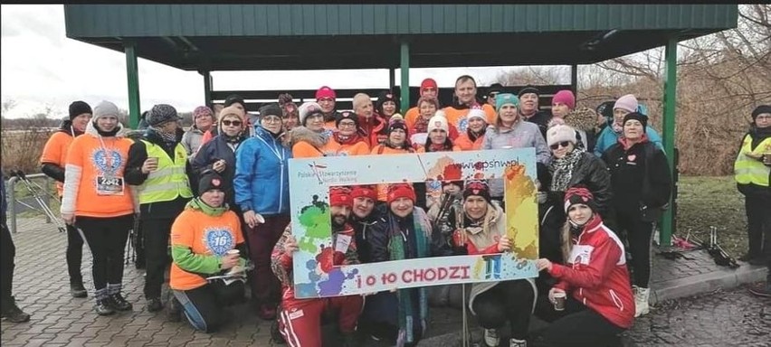 W marszu wzięło udział prawie 50 sympatyków chodzenia z...