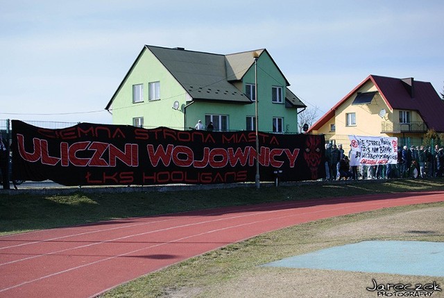 Kibice Łódzkiego Klubu Sportowego wyjazdowy mecz z Omegą Kleszczów obejrzeli zza płotu.