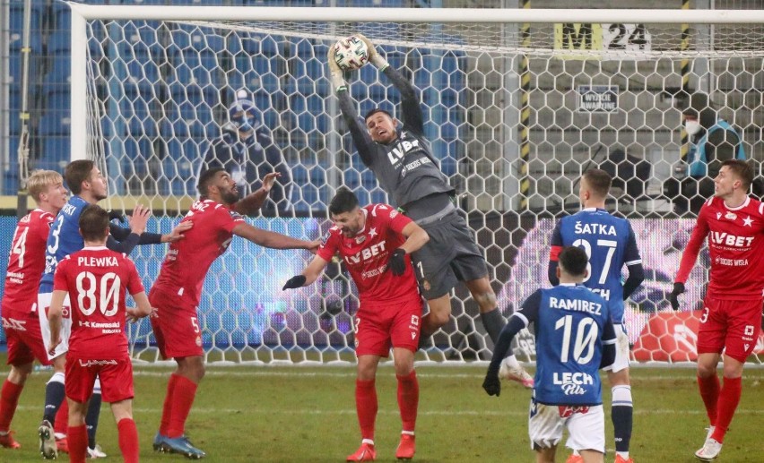 W grudniu Wisła Kraków wygrała 1:0 z Lechem w Poznaniu po...