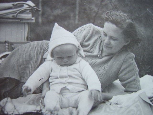 Mały Stanisław Karczewski ze swoją mamą
