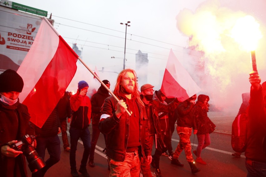 Marsz Niepodległości. Kibice na ulicach Warszawy. Doszło do starć, grupy chuliganów zaatakowały policjantów 11.11