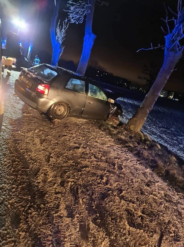 Wypadek na trasie Tuchola - Mały Mędromierz. Trzy uszkodzone auta. Jedna osoba w szpitalu 
