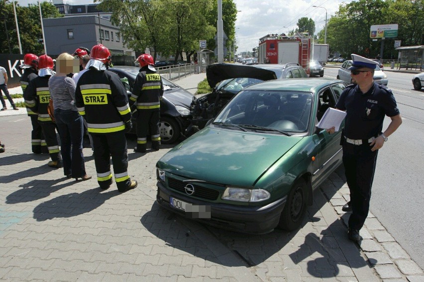 Wypadek na Krakowskiej. Zderzenie trzech aut. Ulica zablokowana (ZDJĘCIA)