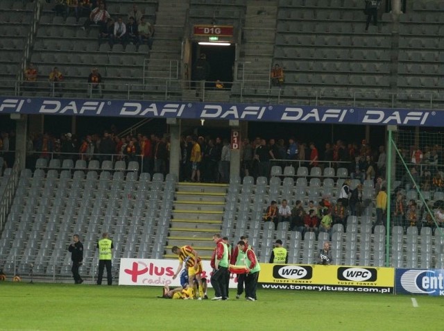 80 minuta meczu Korona Kielce - Lechia Gdańsk: Kibice z młyna opuszczają stadion solidaryzując się z ogólnopolskim protestem.