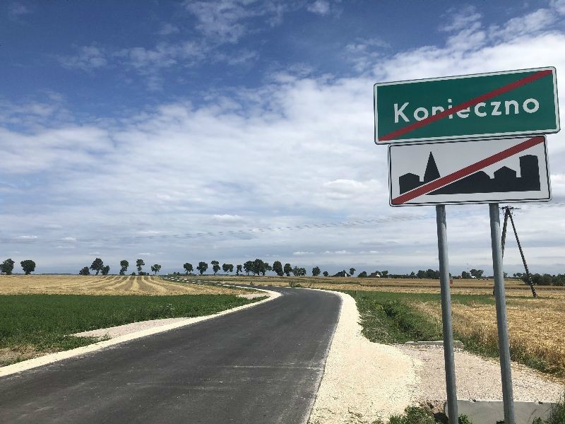 Droga powiatowa Konieczno - Modrzewie w gminie Włoszczowa już gotowa po remoncie. Wojewoda na uroczystym otwarciu [ZDJĘCIA]