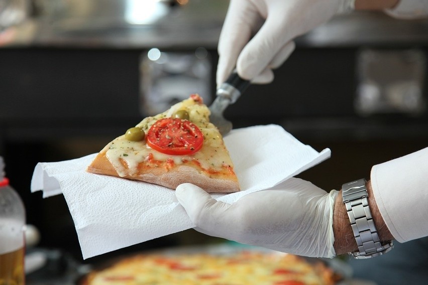 Największą pizzę przygotowano w 1990 roku w RPA. Jej...