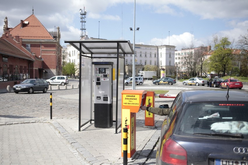 Na parkingu pod dworcem trzeba zapłacić 5 złotych. Jego...