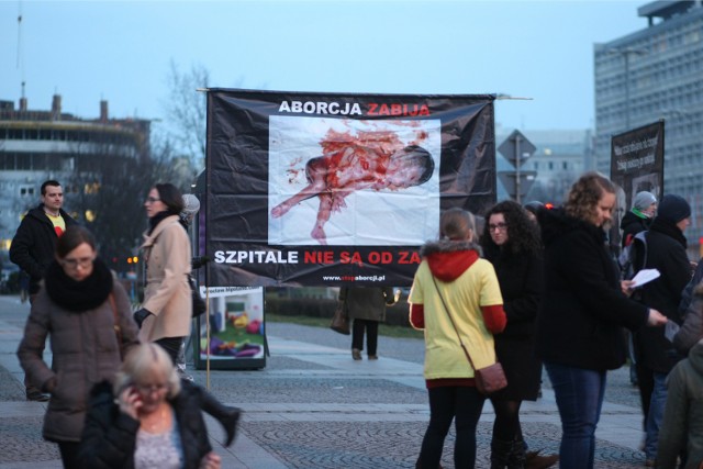 Pikieta antyaborcyjna przed Galerią Dominikańską. Luty 2015 roku.