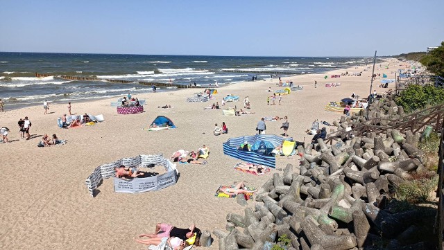 W niedzielę plaża w Mielnie zapełniła się wypoczywającymi.