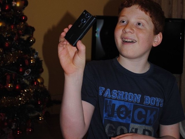 12-letni Wiktor marzył o kamerze cyfrowej i w środę ją otrzymał od warszawskiej Fundacji Dziecięca Fantazja. Był bardzo zaskoczony i szczęśliwy.  