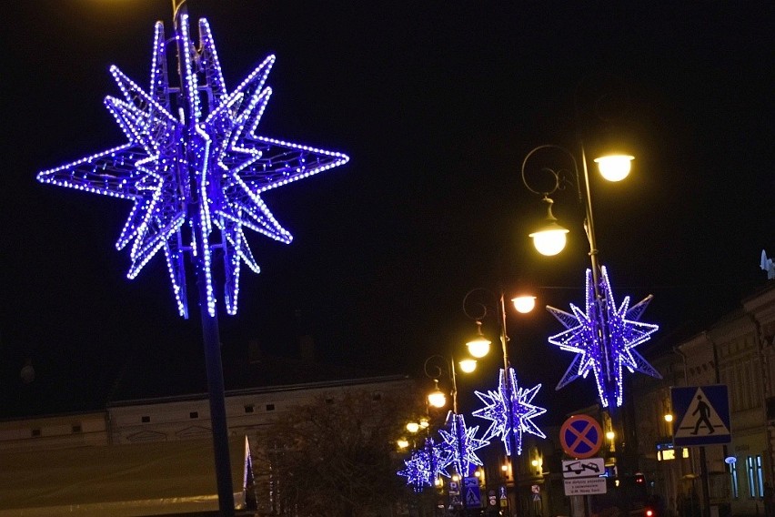Nowy Sącz zaświecił świątecznie. Bożonarodzeniowe iluminacje przystroiły miasto [ZDJĘCIA]