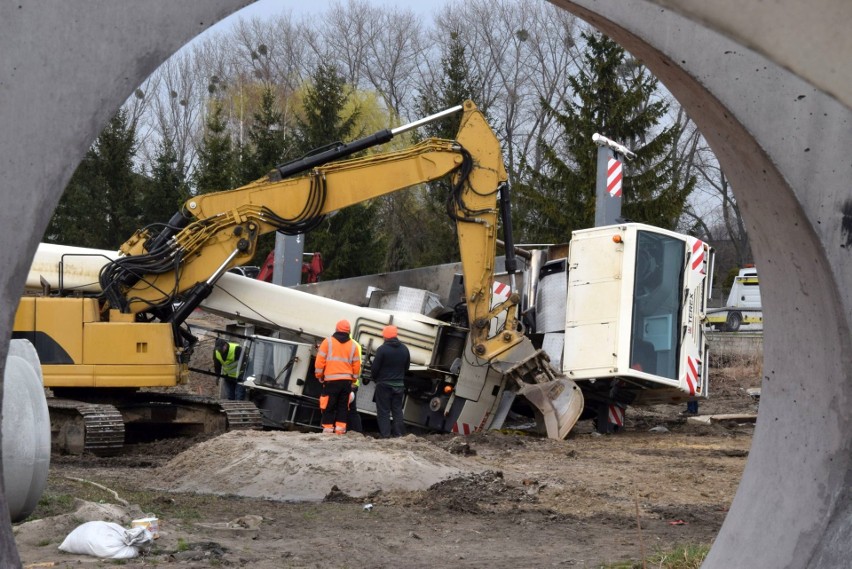 Wypadek na placu budowy w Wieluniu. Dźwig przygniótł koparkę. Jedna osoba ranna. Informacje i ZDJĘCIA 21.03.2020