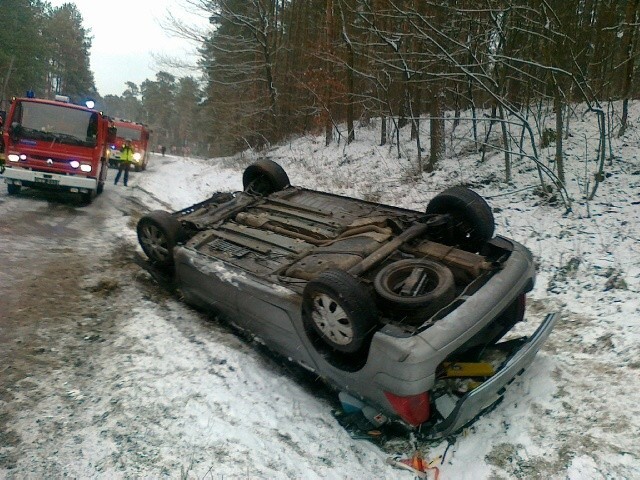 Peugeot 307 wyleciał z drogi i dachował