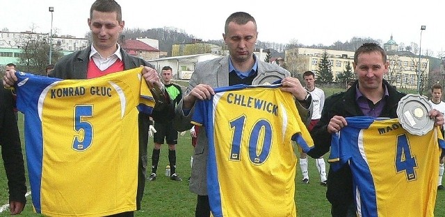 Kończący karierę piłkarze Nidy Pińczów (od lewej): Konrad Głuc, Robert Chlewicki i Marek Madej otrzymali na pożegnanie koszulki w barwach klubowych.