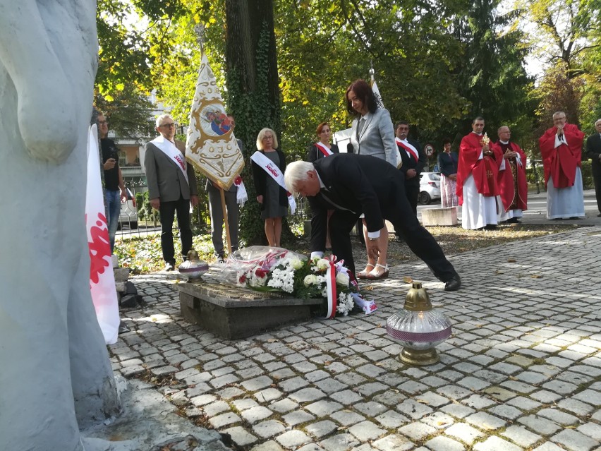 Pod Pomnikiem Robotników Solidarności złożono kwiaty