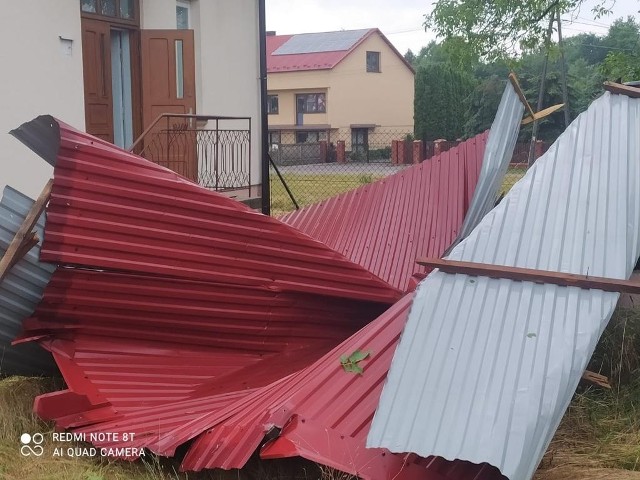 W Dąbrowie Tarnowskiej, wskutek intensywnego wiatru, uszkodzony został m.in. dach na budynku mieszkalnym