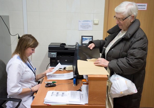 Rejestrując się do poradni urazowo-otropedycznej w przychodni przy ul. Tuwima, trzeba oddać oryginał skierowania. Tak samo jak zapisując się do każdego innego specjalisty w kraju - taki obowiązek nakładają nowe przepisy.