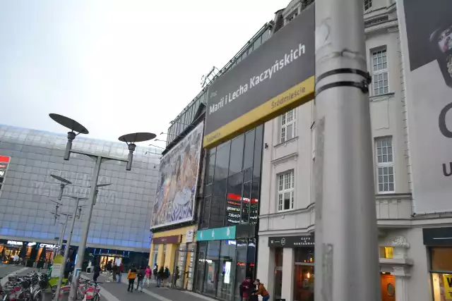 Tabliczka powieszone na placu przez służby wojewody śląskiego Jarosława Wieczorka w 2024