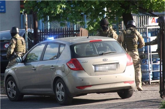 To zdjęcie wykonano podczas akcji antyterrorystów w Głuchołazach. W ciągu kilku miesięcy śledztwa już 15 osobom postawiono zarzuty nielegalnego obrotu paliwem.