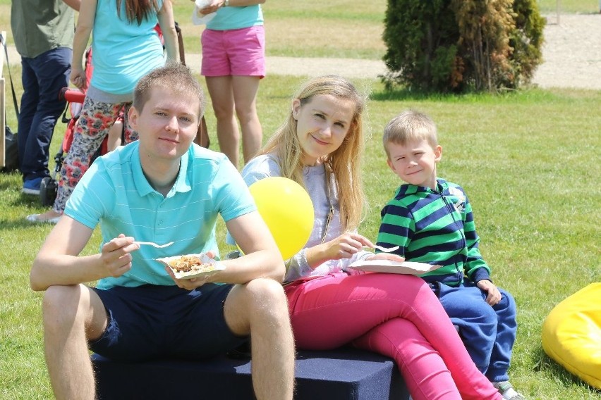 Śniadanie na trawie było jedną z wielu atrakcji pikniku w Podzamczu Chęcińskim