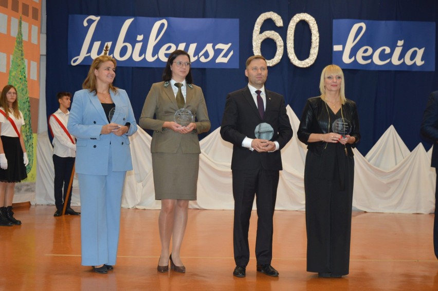  Szkoła Podstawowa nr 2 w Stąporkowie ma 60 lat. W czwartek świętowała swój jubileusz. Zobacz zdjęcia