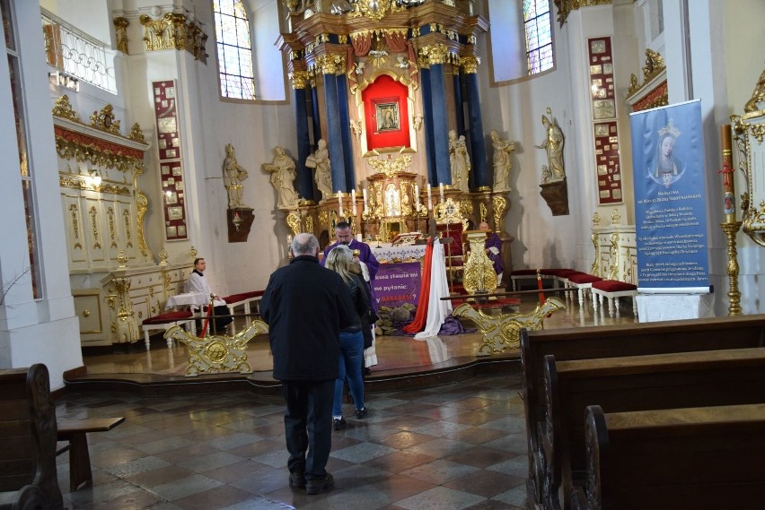 Liturgia Wigilii Paschalnej rozpoczyna święta wielkanocne.