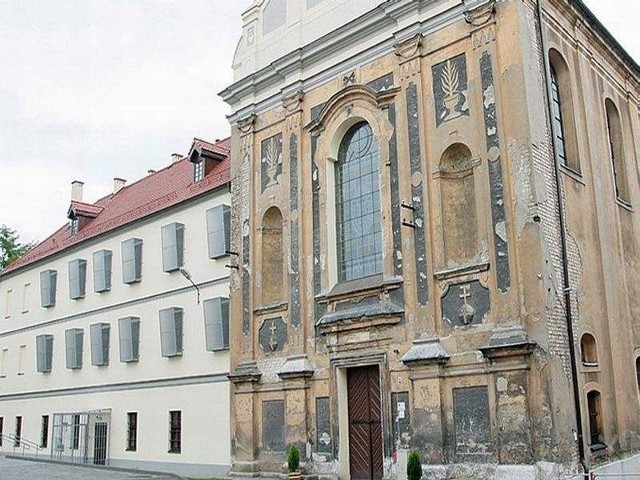 Kościół św. Krzyża -  dziś kaplica więzienna - powstał w połowie XVIII wieku. Jego elewacja wymaga odnowy