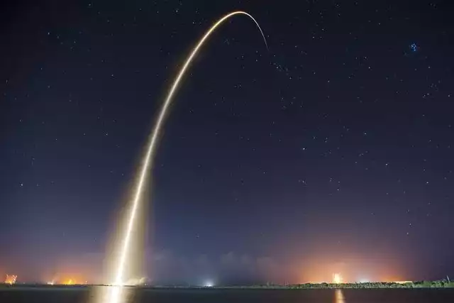 Jak informuje strona spacex.com.pl, z terenu Polski - częściowo widoczny powinien być przelot drugiego stopnia Falcona 9 oraz 60 satelitów Starlink tuż po separacji od rakiety. Zdjęcie ilustracyjne.