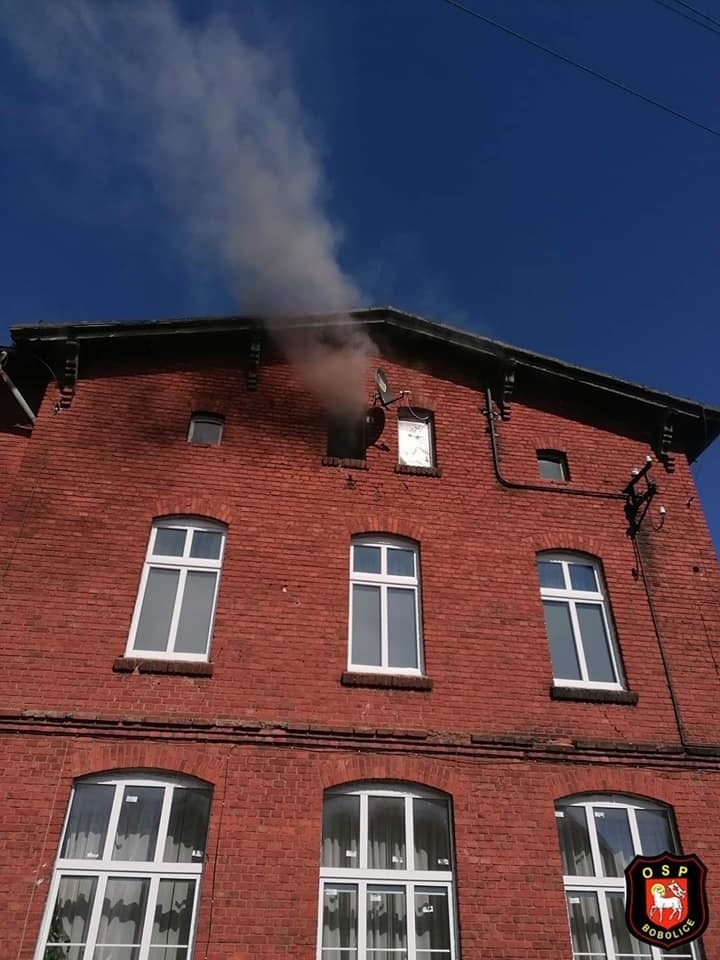 Pożar poddasza budynku dawnej szkoły podstawowej w miejscowości Porost [ZDJĘCIA]