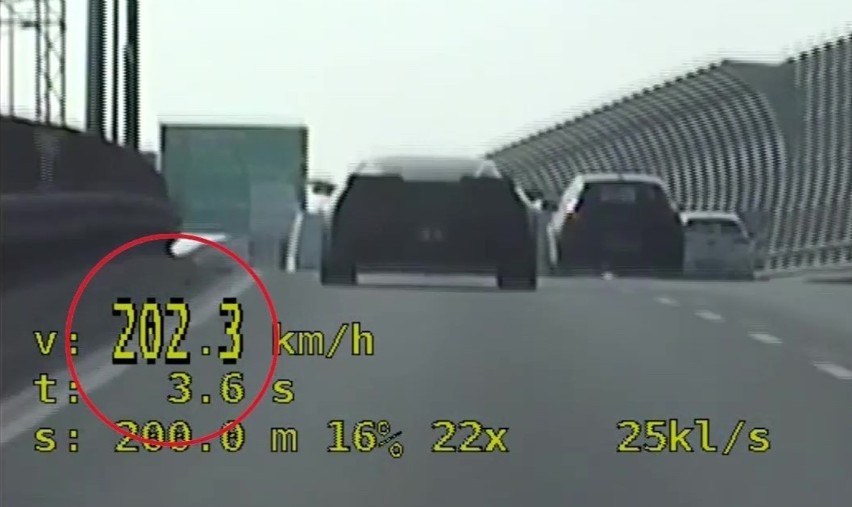 42-letni mężczyzna jechał AOW z prędkością 202 km/h!