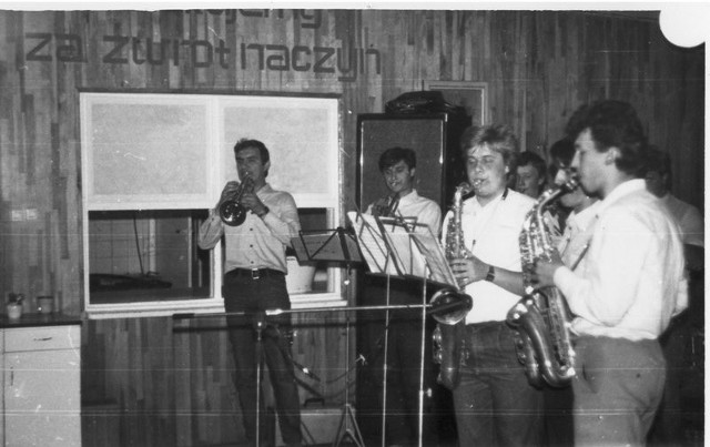 Jerzy Bywalec (pierwszy z lewej) podczas jednego z występów Big Bandu, który był kuźnią muzyków strzeleckiej orkiestry                                    