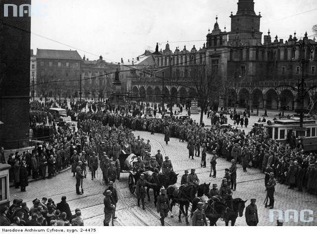 Pogrzeb SS-Hauptsturmfuhrera Staufera w Krakowie. Kondukt pogrzebowy przemierza plac Adolfa Hitlera w Krakowie. W tle widoczne Sukiennice, kwiecień 1940 roku