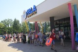 Aquapark Fala w Łodzi. 500 osób czekało w kolejce na basen. Było 30 stopni w cieniu i tłoczno na łódzkich kąpieliskach