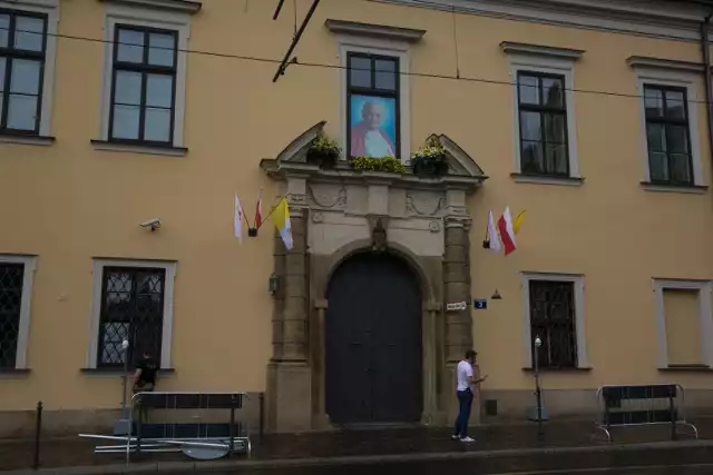 „Okno papieskie” w Pałacu Arcybiskupów Krakowskich przyozdobione jest wizerunkiem św. Jana Pawła II.