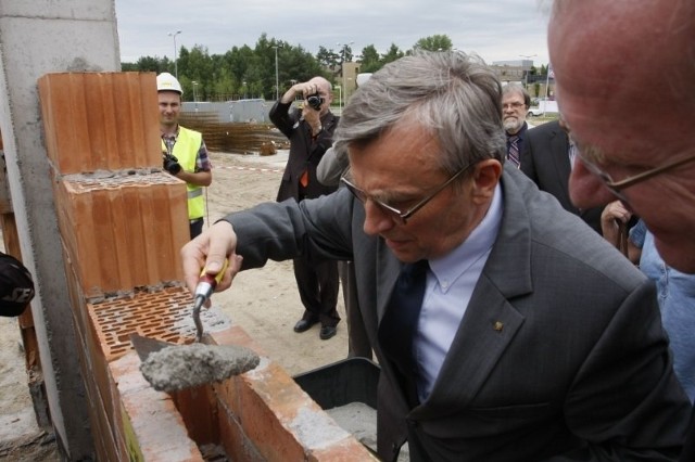 W poniedziałek wmurowano kamień węgielny pod nowy budynek Wydziału Historycznego UAM, który powstaje na Morasku.