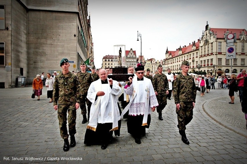 Przez Wrocław przeszła procesja z relikwiami św. Doroty i św. Stanisława (ZDJĘCIA)