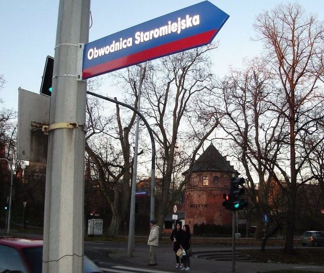 Na skrzyżowaniu ulic Popiela i Staszica są już tabliczki wskazujące mieszkańcom gdzie jest Obwodnica Staromiejska.