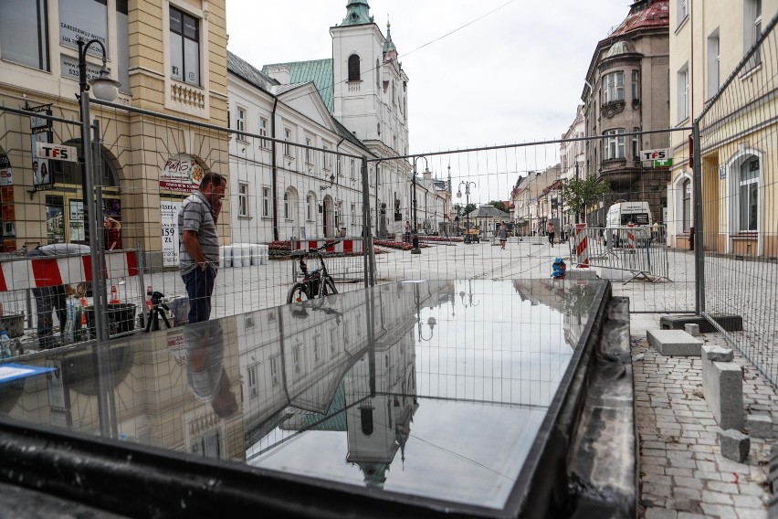 Na drewniane bele pod nawierzchnią deptaka natrafiono...