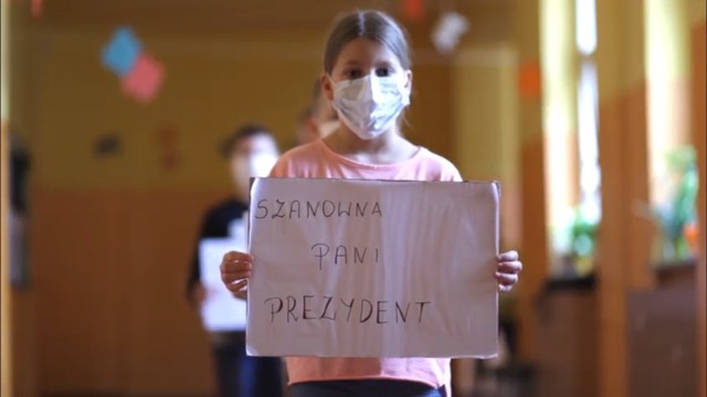 Uczniowie klasy IV C ze Szkoły Podstawowej nr 1 w Łodzi proszą Hannę Zdanowską, prezydent miasta, aby nie łączyć oddziałów w tej szkole. Robią to występując w filmie, który zdobył ogromną popularność na Facebooku. >>> Czytaj dalej na kolejnych slajdach >>>