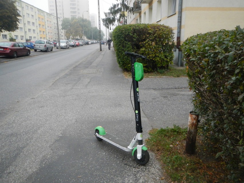 Źle zaparkowane hulajnogi, porzucone na środku chodnika. Zobacz, jak nie parkować jednośladów [zdjęcia]