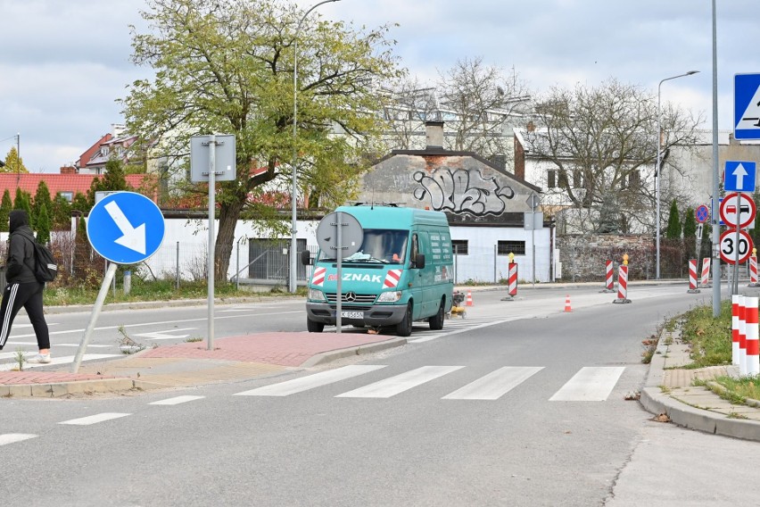 Od soboty znikają utrudnienia na ulicy Wojska Polskiego w Kielcach. Na stare trasy wracają też autobusy [ZDJĘCIA]