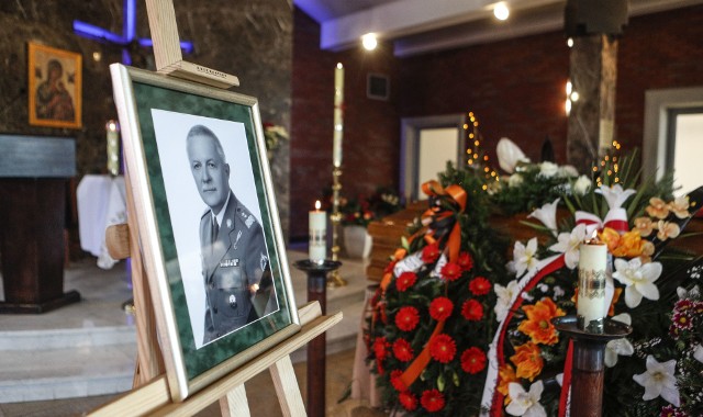 Dziś na cmentarzu Wilkowyja w Rzeszowie pochowano generała dywizji Wojska Polskiego Mirosława Rozmusa, związanego z Rzeszowem od lat dziewięćdziesiątych ubiegłego stulecia, dowódcę 21. Brygady Strzelców Podhalańskich.