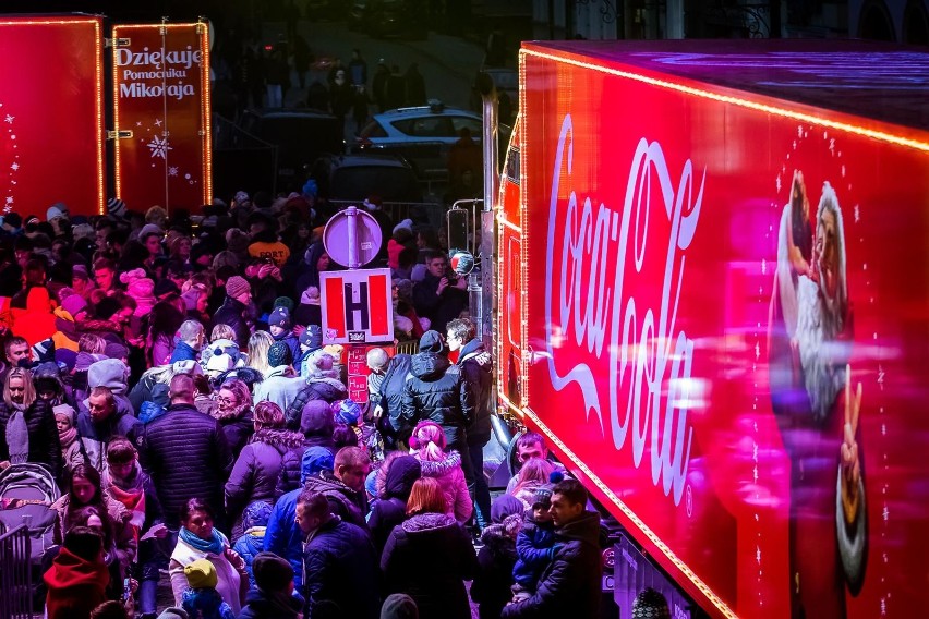 Świąteczne ciężarówki Coca-Cola w polskich miastach -...