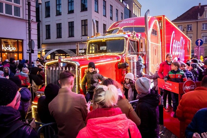Świąteczne ciężarówki Coca-Cola w polskich miastach -...