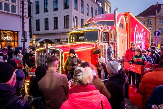 Świąteczne ciężarówki Coca-Cola w polskich miastach - zdjęcia z poprzednich edycji imprezy.