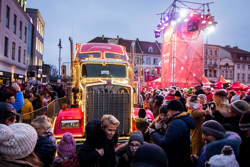 Świąteczne ciężarówki Coca-Cola w polskich miastach -...