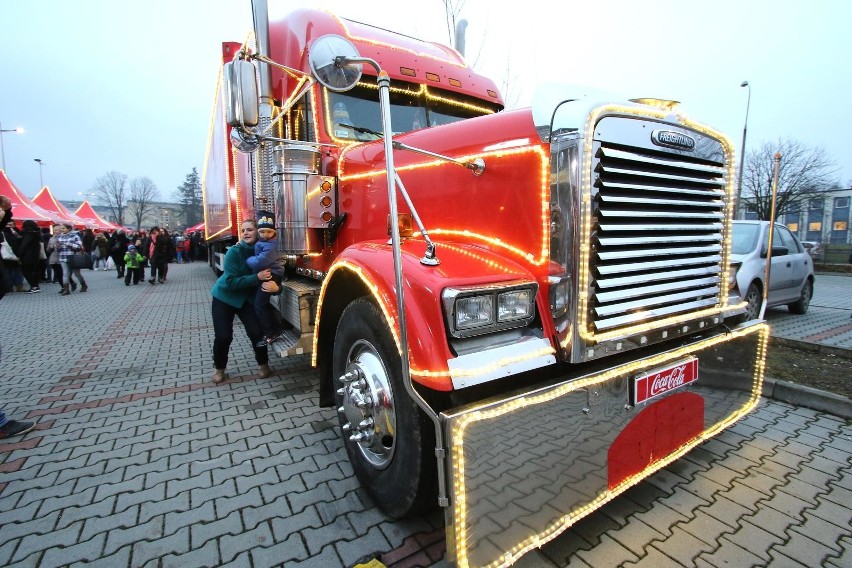 Świąteczne ciężarówki Coca-Cola w polskich miastach -...